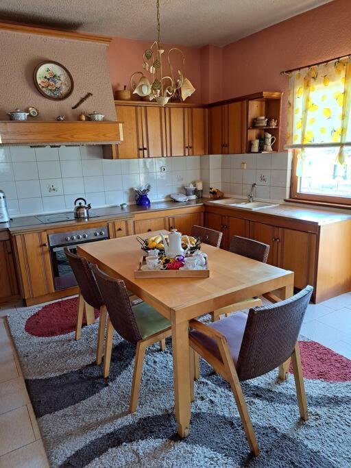 Villa Elenis 190sqmeter With Private Parking And Garden 10min Away From Centre
