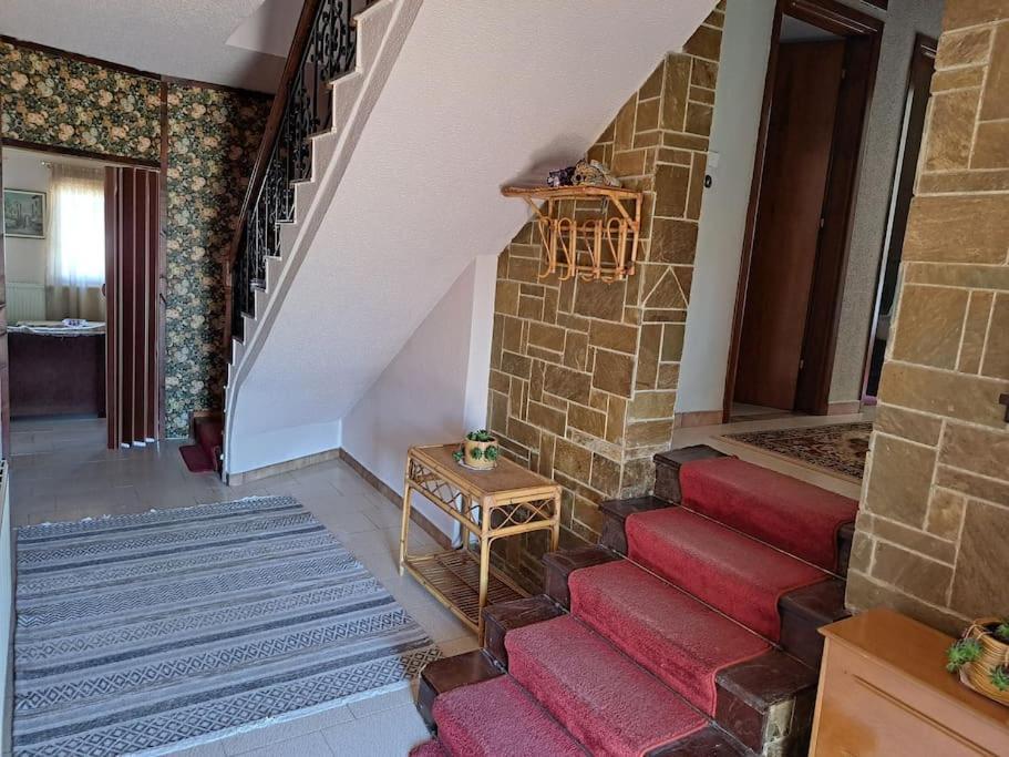 Elenis 190sqmeter With Private Parking And Garden 10min Away From Centre