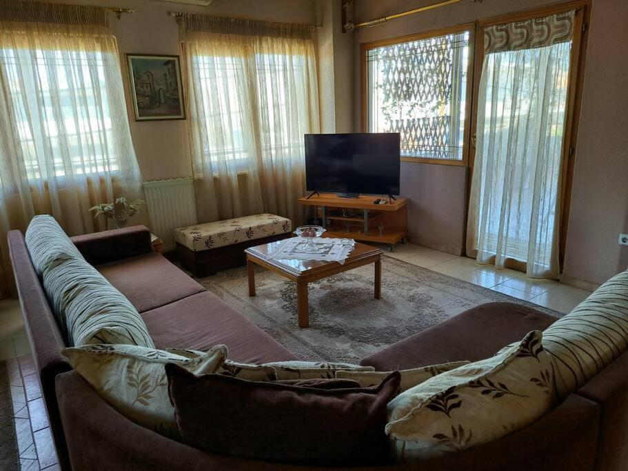 Villa Elenis 190sqmeter With Private Parking And Garden 10min Away From Centre Thessaloniki